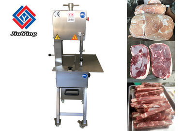 O osso da máquina de processamento da carne do alimento viu o cortador com luvas de aço inoxidável